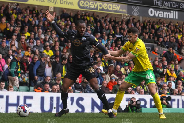 220423 - Norwich City v Swansea City - Sky Bet Championship - Olivier Ntcham of Swansea City battles it out with Liam Gibbs of Norwich City