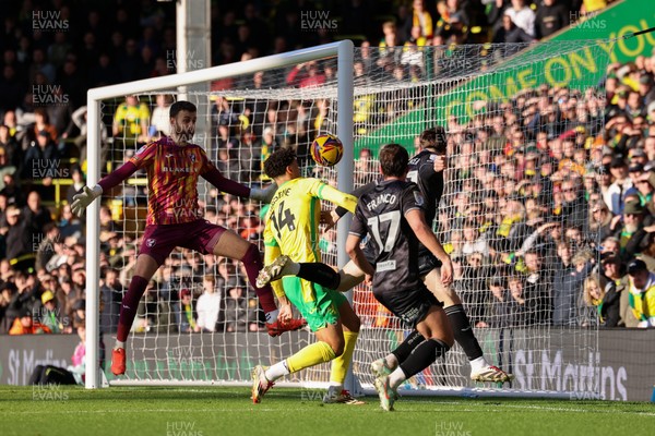 250125 - Norwich City v Swansea City - Sky Bet Championship - Sam Parker of Swansea City goes close with a header 