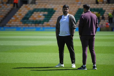 250426 - Norwich City v Swansea City - Sky Bet Championship - Vitor Matos talking with Swansea staff
