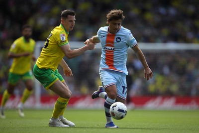 250426 - Norwich City v Swansea City - Sky Bet Championship - Kenny McLean of Norwich City and Goncalo Franco of Swansea City battle for the ball