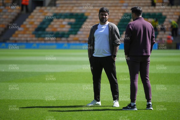 250426 - Norwich City v Swansea City - Sky Bet Championship - Vitor Matos talking with Swansea staff