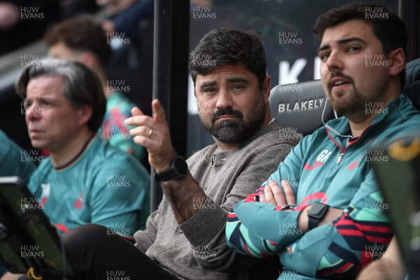 250426 - Norwich City v Swansea City - Sky Bet Championship - Swansea Manager Vitor Matos