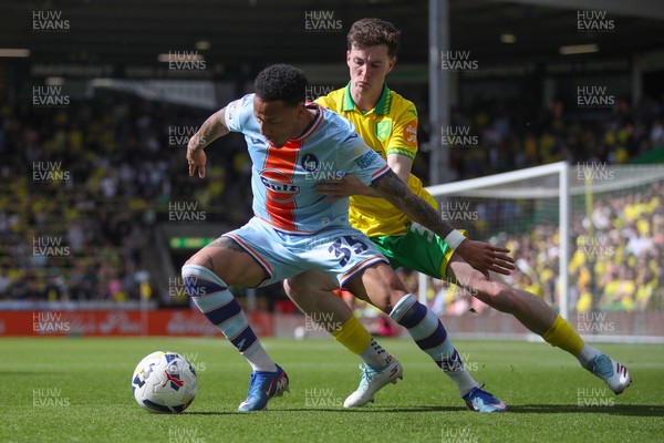 250426 - Norwich City v Swansea City - Sky Bet Championship - Ronald of Swansea City battles for the ball