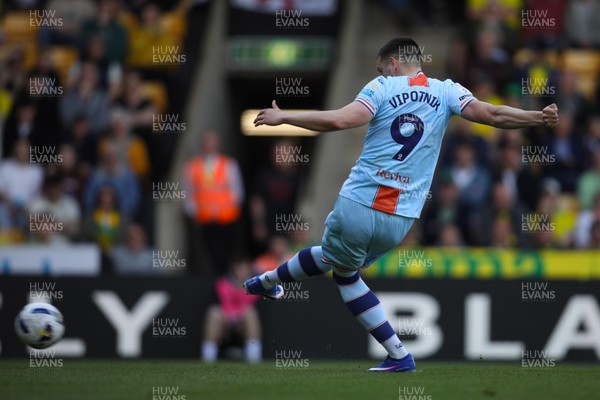250426 - Norwich City v Swansea City - Sky Bet Championship - Zan Vipotnik of Swansea City shoots from the penalty spot and scores 