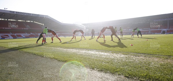 090121 - Nottingham Forest v Cardiff City - FA Cup Third Round - Forest players warm up
