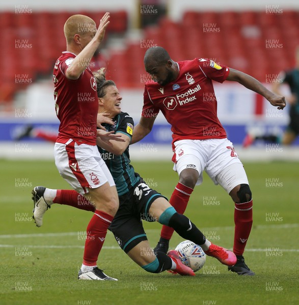 150720 - Nottingham Forest v Swansea - Sky Bet Championship - Conor Gallagher of Swansea and Samba Sow and Ben Watson of Nottingham Forest