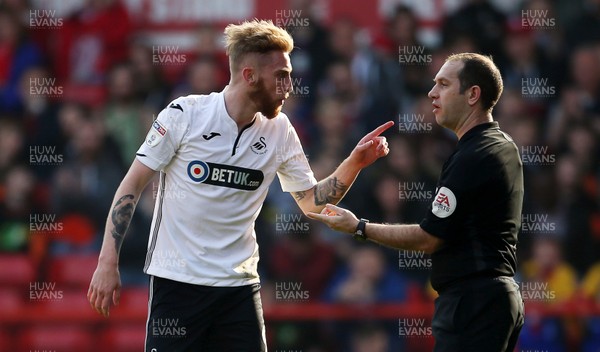 300319 - Nottingham Forest v Swansea City - SkyBet Championship - Oli McBurnie of Swansea City points the finger at the referee after being given a yellow card