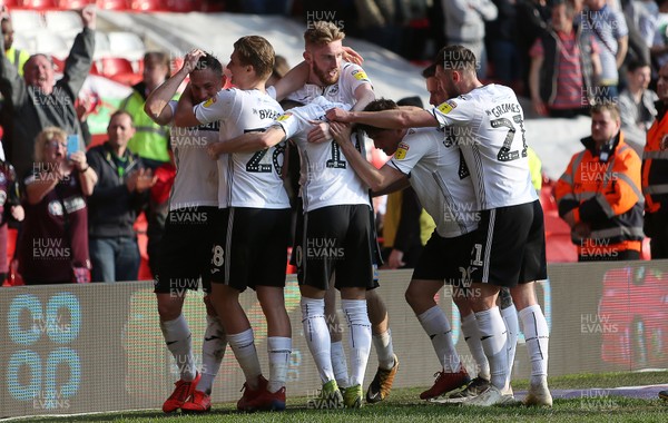 300319 - Nottingham Forest v Swansea City - SkyBet Championship - Oli McBurnie celebrates with team mates after scoring a goal off the shot of George Byers of Swansea City