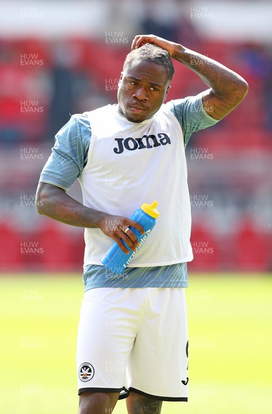 300422 - Nottingham Forest v Swansea City - Sky Bet Championship - Sky Bet Championship - Michael Obafemi of Swansea looks puzzled in warm up