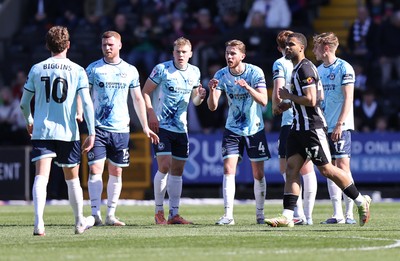 060426 - Notts County v Newport County - Sky Bet League 2 - Matt Baker of Newport calls the team together after Notts County scores the 2nd goal 