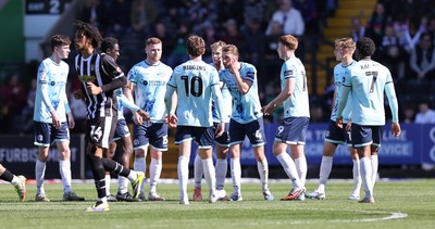 060426 - Notts County v Newport County - Sky Bet League 2 - Matt Baker of Newport calls the team together after Notts County scores the 2nd goal 