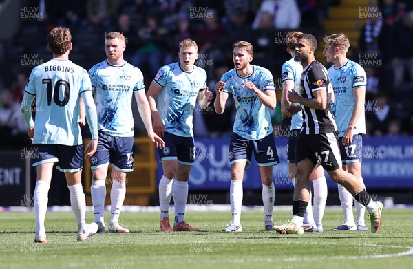 060426 - Notts County v Newport County - Sky Bet League 2 - Matt Baker of Newport calls the team together after Notts County scores the 2nd goal 