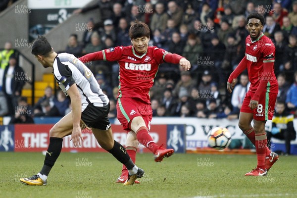 270118 - Notts County v Swansea City, FA Cup Fourth Round - Ki Sung Yueng of Swansea City shoots at goal