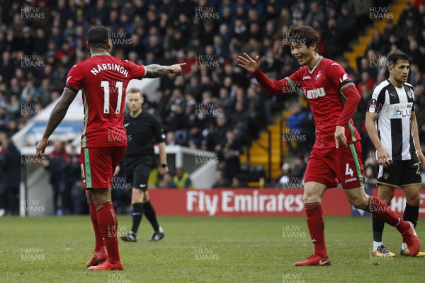 270118 - Notts County v Swansea City, FA Cup Fourth Round - Luciano Narsingh of Swansea City (left) celebrates scoring his side's first goal with Ki Sung Yueng of Swansea City