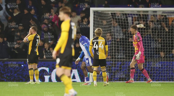 221125 - Oldham Athletic v Newport County - Sky Bet League 2 - Frustration from Goalkeeper Jordan Wright of Newport and head in hands from Captain Lee Jenkins of Newport