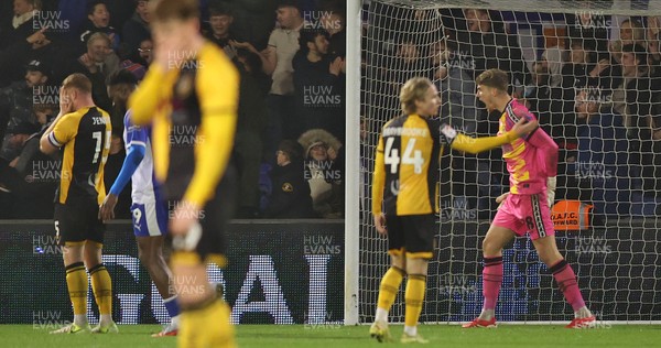 221125 - Oldham Athletic v Newport County - Sky Bet League 2 - Frustration from Goalkeeper Jordan Wright of Newport and head in hands from Captain Lee Jenkins of Newport