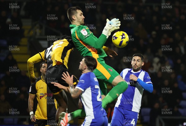 221125 - Oldham Athletic v Newport County - Sky Bet League 2 - Goalkeeper Mathew Hudsoc of Oldham fumbles the ball from incoming corner