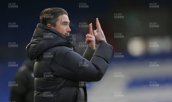 230121 - Oldham Athletic v Newport County - Sky Bet League 2 - Manager Harry Kewell of Oldham Athletic gestures to players