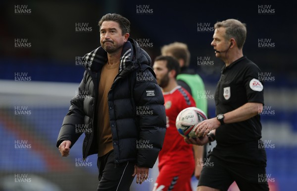230121 - Oldham Athletic v Newport County - Sky Bet League 2 - Manager Harry Kewell of Oldham Athletic unhappy with referee at half time