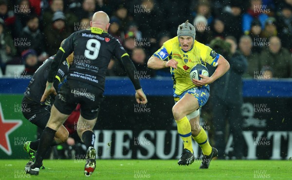 150116 - Ospreys v Clermont Auvergne - European Rugby Champions Cup -Jonathan Davies of Clermont Auvergne takes on Brendon Leonard of Ospreys