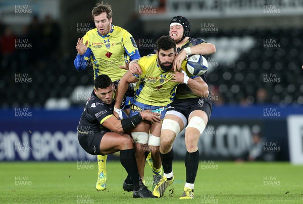 150116 - Ospreys v ASM Clermont Auvergne - European Champions Cup - Vito Kolelishvili of Clermont Auvergne is tackled by Josh Matavesi and James King of Ospreys