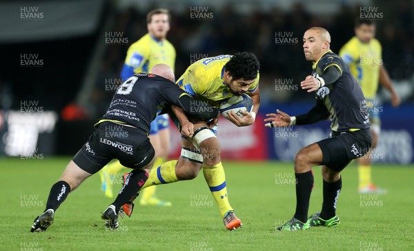 150116 - Ospreys v ASM Clermont Auvergne - European Champions Cup - Fritz Lee of Clermont Auvergne is tackled by Brendon Leonard and Eli Walker of Ospreys