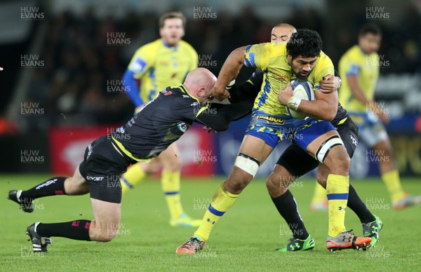 150116 - Ospreys v ASM Clermont Auvergne - European Champions Cup - Fritz Lee of Clermont Auvergne is tackled by Brendon Leonard and Eli Walker of Ospreys