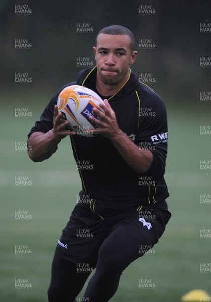 020713 - Ospreys Media Interviews and Training -Eli Walker during training