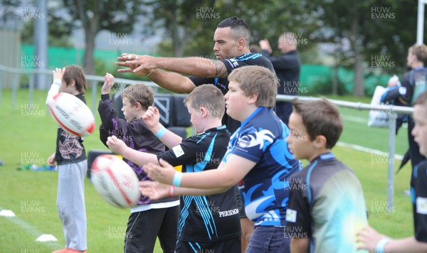 040812 - Ospreys Open Day -Kahn Fotuali'i coaches youngsters