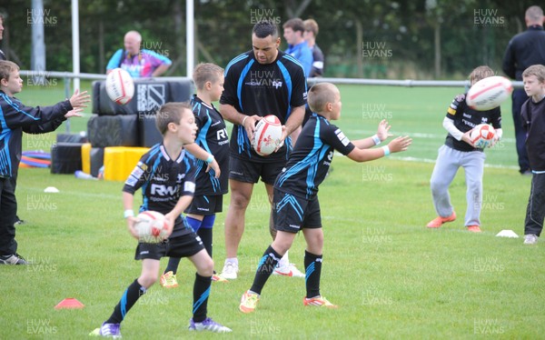 040812 - Ospreys Open Day -Kahn Fotuali'i coaches youngsters