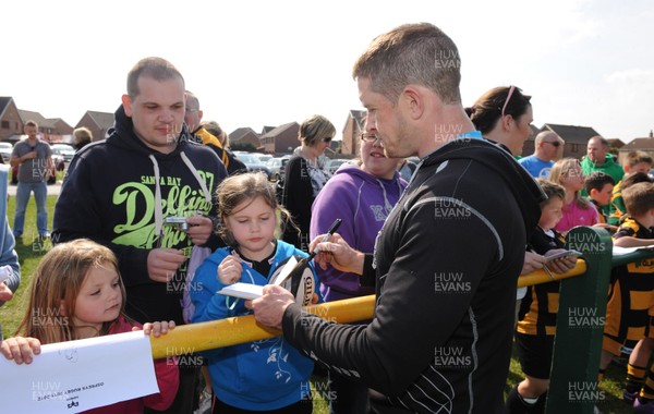 020412 - Ospreys Open Training Session -Shane Williams signs autographs