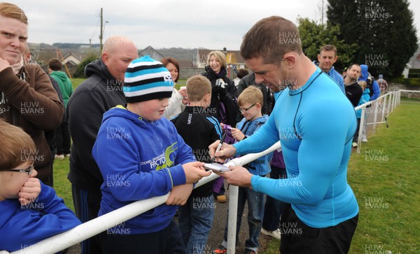 060412 - Ospreys -Shane Williams signs autographs for fans after training