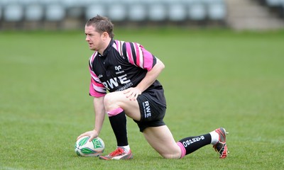 06.04.10 - Ospreys Rugby Training - Shane Williams in action during training. 