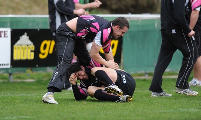 06.04.10 - Ospreys Rugby Training - Mike Phillips and Lee Byrne(L) during training. 