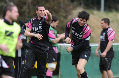 06.04.10 - Ospreys Rugby Training - Mike Phillips and Lee Byrne(L) during training. 