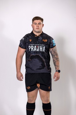 010925 - Ospreys Rugby Squad Portraits - Kian Hire