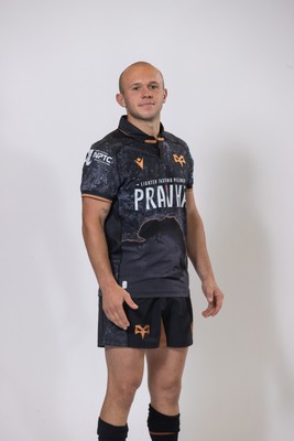 010925 - Ospreys Rugby Squad Portraits - Luke Davies