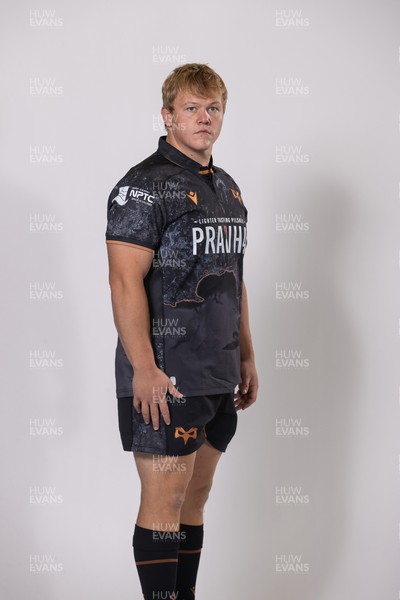 010925 - Ospreys Rugby Squad Portraits - Math Iorwerth-Scott