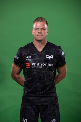 090922 - Ospreys Rugby Squad Portraits - Gareth Anscombe