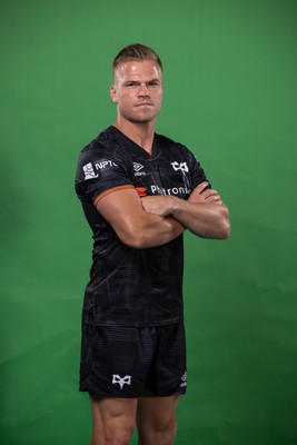 090922 - Ospreys Rugby Squad Portraits - Gareth Anscombe