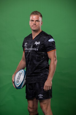 090922 - Ospreys Rugby Squad Portraits - Gareth Anscombe