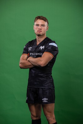 090922 - Ospreys Rugby Squad Portraits - Harri Morgan