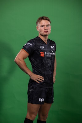 090922 - Ospreys Rugby Squad Portraits - Harri Morgan