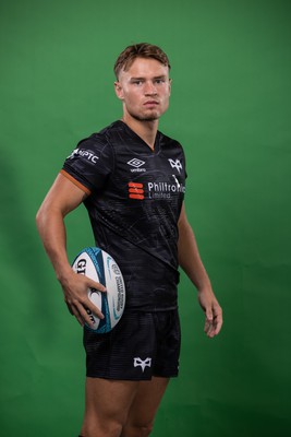 090922 - Ospreys Rugby Squad Portraits - Harri Morgan