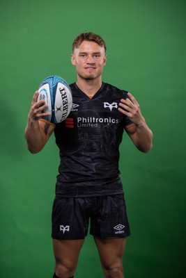 090922 - Ospreys Rugby Squad Portraits - Harri Morgan