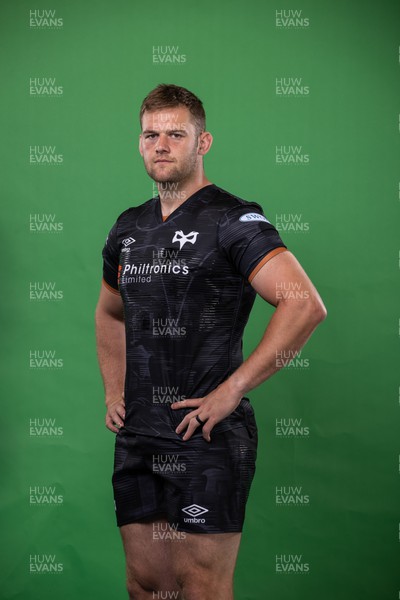 090922 - Ospreys Rugby Squad Portraits - Dan Lydiate