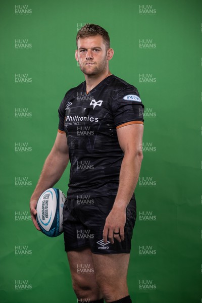 090922 - Ospreys Rugby Squad Portraits - Dan Lydiate