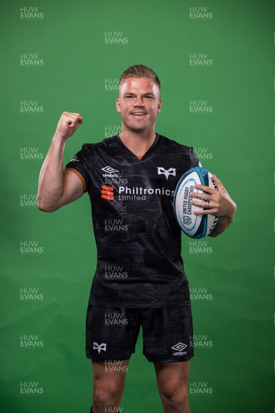 090922 - Ospreys Rugby Squad Portraits - Gareth Anscombe