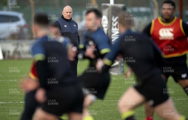 031219 - Ospreys Rugby Training - Mike Ruddock during training