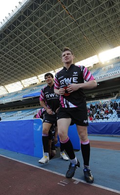 09.04.10 - Ospreys Rugby Training - Mike Phillips and Dan Biggar arrive at Stade Anoeta. 